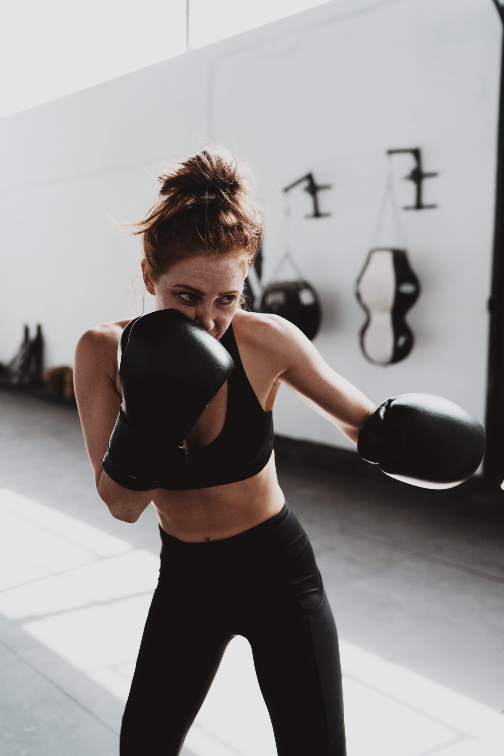 Frau im Boxtraining