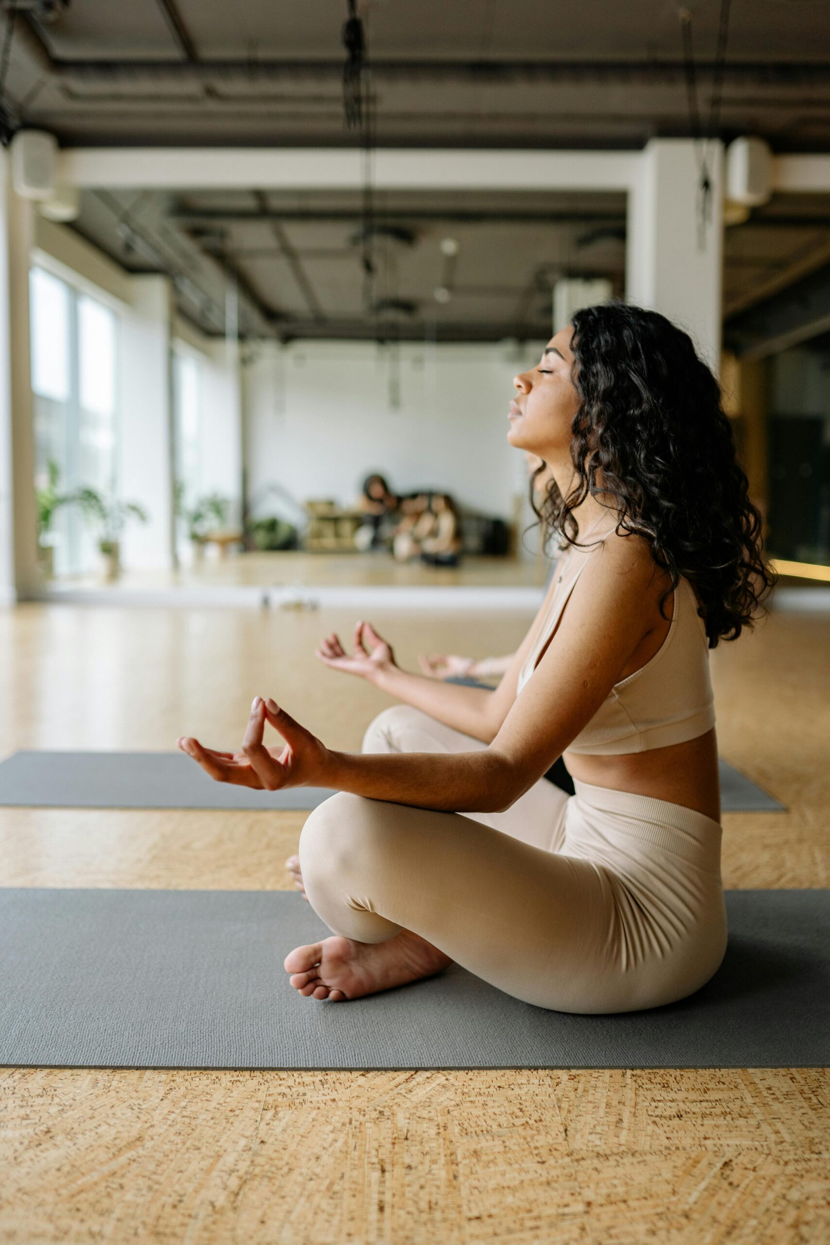 Frau, die Yoga macht